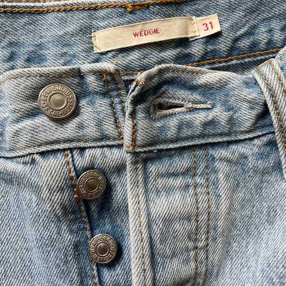 Levi wedgie light washed distressed jeans - Picture 3 of 3